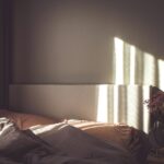 숙면을 부르는 생활 습관, 작은 변화가 만드는 건강한 하루 flowers in empty bedroom