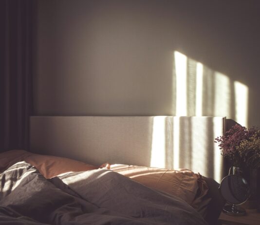 숙면을 부르는 생활 습관, 작은 변화가 만드는 건강한 하루 flowers in empty bedroom