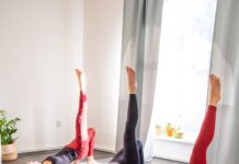 ‘일상 속 필라테스’, 건강 트렌드로 떠오르다 Three women doing bridge pose yoga