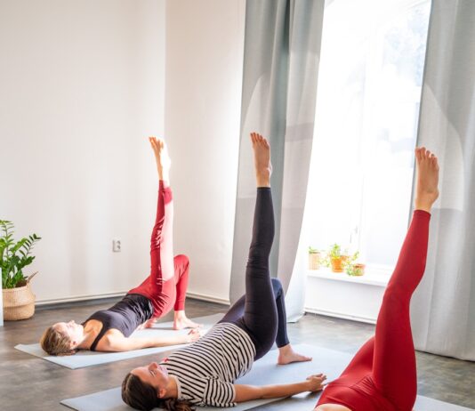 ‘일상 속 필라테스’, 건강 트렌드로 떠오르다 Three women doing bridge pose yoga