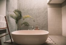 일상으로 스며드는 대체요법, 건강을 바꾸는 작은 변화들 white ceramic bathtub
