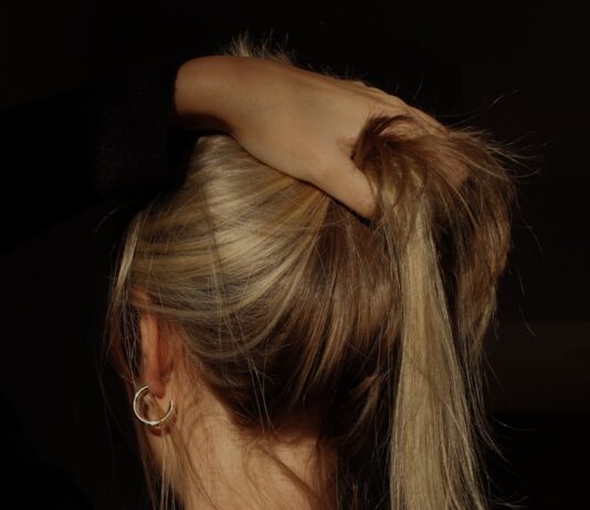 모발 건강을 위한 새로운 습관, 작은 변화가 큰 차이를 만든다 a woman with her hair in a bun