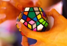 “뇌건강, 새로운 트렌드로 지키는 일상 실천법” person holding 3 x 3 rubiks cube