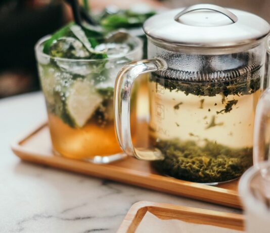 일상 속 대체요법, 작은 변화로 건강 챙기기 clear glass mug on tray