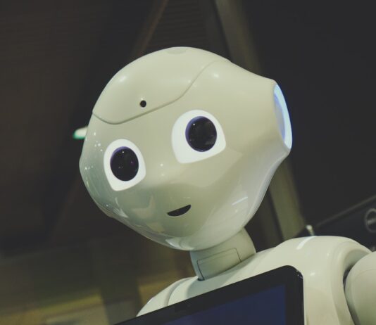 내 손안의 건강 비서, AI와 함께하는 스마트 라이프 white robot toy holding black tablet