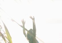 웰니스 문화, ‘마음챙김’과 ‘일상 회복력’이 이끄는 새로운 라이프스타일 트렌드 woman standing near body of water