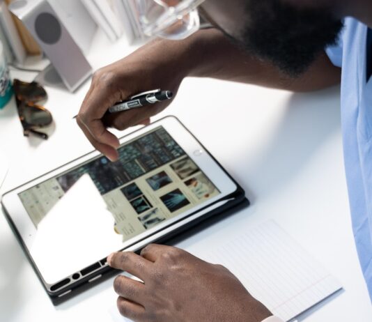“AI, 건강 관리의 든든한 조력자… 스마트하게 내 몸을 지키는 방법” a person using a tablet