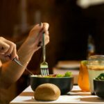 한 끼에 집중하는 ‘마인드풀 이팅’… 한국인의 식탁에도 변화 바람 person holding silver fork and knife